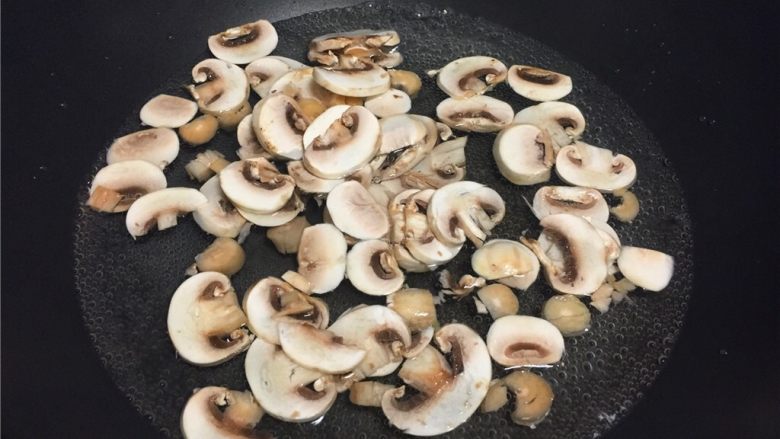 黑椒牛排炒蘑菇,烧沸水，将蘑菇焯水2分钟后捞出沥干水份备用。