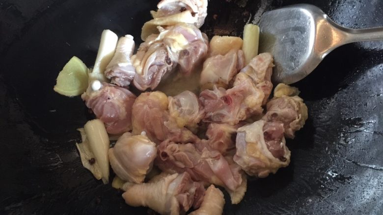 黄焖鸡,油烧热之后下鸡块翻炒至变色