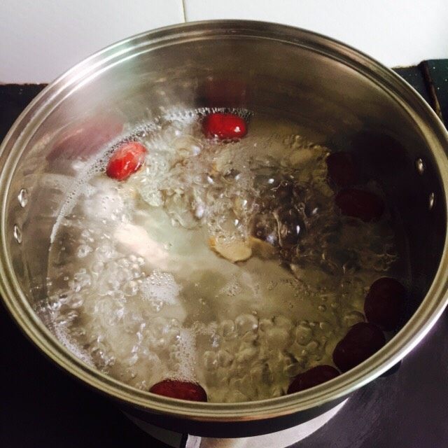 养生汤+红枣黄芪桂圆汤,盖上锅盖（完了拍😜）大火烧开转中小火煮15-20分钟