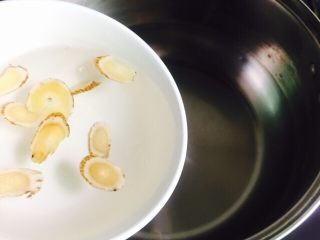 养生汤+红枣黄芪桂圆汤,倒入浸泡后的黄芪