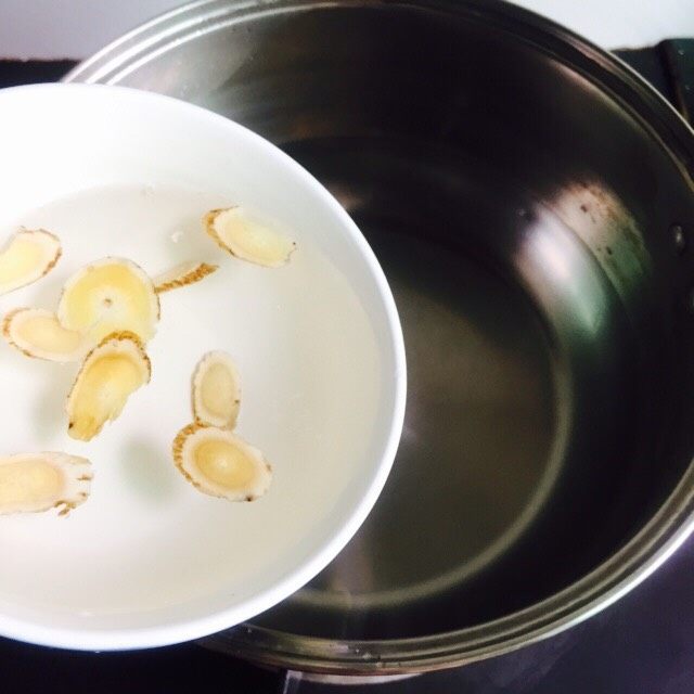 养生汤+红枣黄芪桂圆汤,倒入浸泡后的黄芪