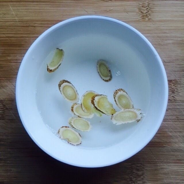 养生汤+红枣黄芪桂圆汤,将黄芪清洗一下放入水里浸泡20分钟