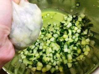 速冻黄瓜玉米猪肉饺,腌制后的黄瓜出水，用一块纱布包好挤干水份
一定要挤干一些，不然馅儿会水哒哒的哦