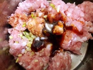 速冻黄瓜玉米猪肉饺,加入生抽，蚝油，盐，料酒