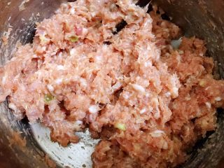 速冻黄瓜玉米猪肉饺,加入白胡椒粉，用三根筷子朝一个方向搅打上劲