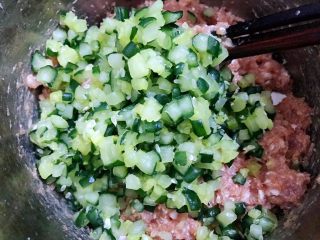速冻黄瓜玉米猪肉饺,挤干净水份的黄瓜丁加入肉馅里