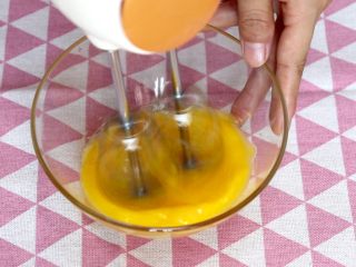 蛋黄溶豆,蛋黄用电动打蛋器打至蛋黄发白，体积变大