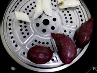 紫薯饼,紫薯洗净、山药去除皮放蒸锅蒸熟(可用筷子轻易穿透)
