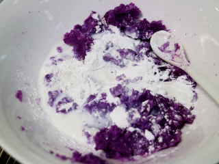 紫薯饼,将蒸熟的山药和紫薯去皮捣成泥,并依次加入糯米粉、牛奶和糖之后揉合成面团。