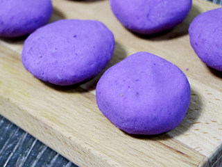 紫薯饼,再在砧板反复揉合，揉成不粘手的面团长条，再把面条分成若干大小均匀的小团子。
