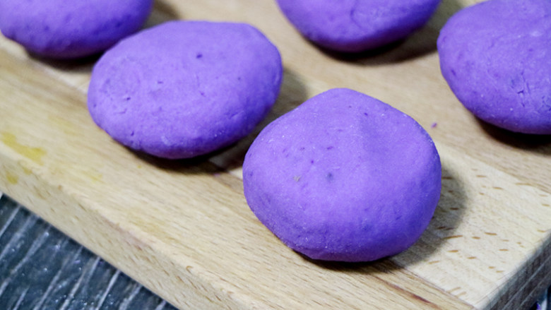 紫薯饼,再在砧板反复揉合，揉成不粘手的面团长条，再把面条分成若干大小均匀的小团子。