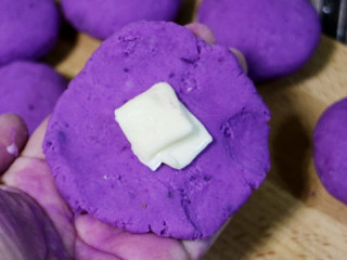 紫薯饼,山药紫薯团压成小饼里面放上奶酪