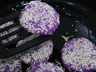 紫薯饼,待煎至两面微黄时,这份奶酪爆浆香芋紫薯饼出锅了。