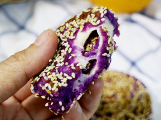 紫薯饼,完成了掰开一看,浓浓的奶酪浆出来,很是是诱人