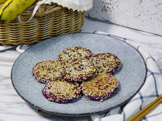 紫薯饼,简单健康的山药紫薯饼完成了哦，快来品尝吧。