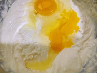 红豆酸奶芝士条,加入一个全蛋和一个蛋黄