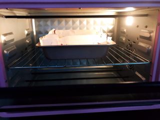 红豆酸奶芝士条,放入预热好的烤箱中层上下火先140度烤45分钟，再转170度烤10分钟左右上色即可