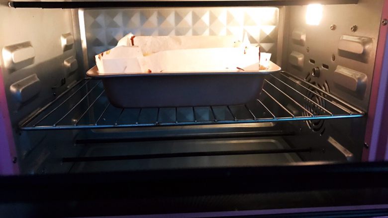 红豆酸奶芝士条,放入预热好的烤箱中层上下火先140度烤45分钟，再转170度烤10分钟左右上色即可