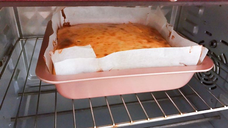 红豆酸奶芝士条,烤好后取出，等凉透后放入冰箱冷藏几个小时再脱模切块