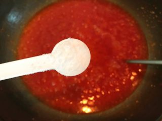 自制辣椒酱,按口味调入盐。我的是放2小匙。