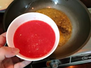 自制辣椒酱,接着放入番茄。