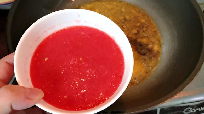 自制辣椒酱,接着放入番茄。