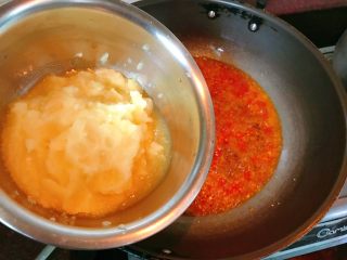 自制辣椒酱,放入蒜头泥。