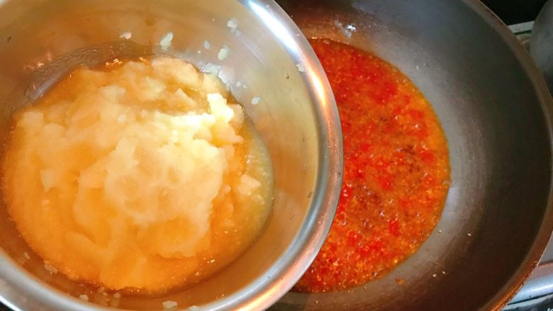 自制辣椒酱,放入蒜头泥。