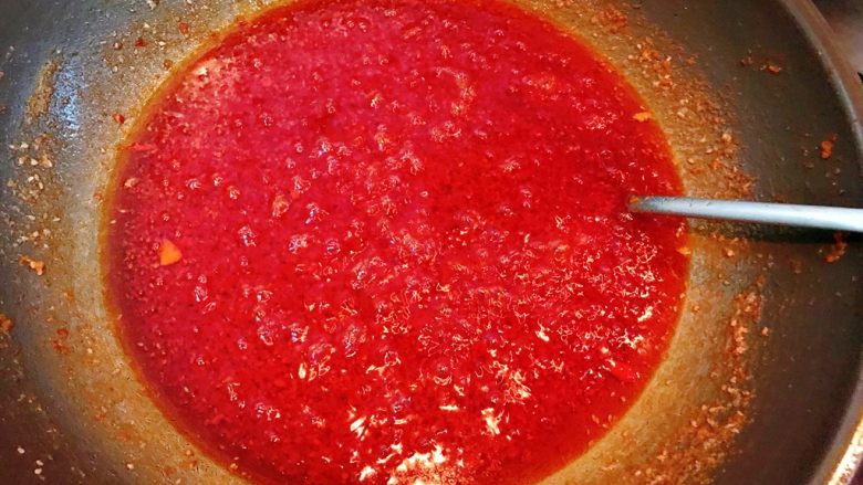 自制辣椒酱,这个油的颜色会越来越红。我这是搅了35分钟。关火。
