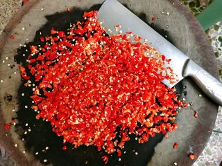 自制辣椒酱,附加步骤:按照各人喜好，喜欢粗细。粗的可以用刀剁辣椒，剁蒜蓉等。其他做法同上同下。