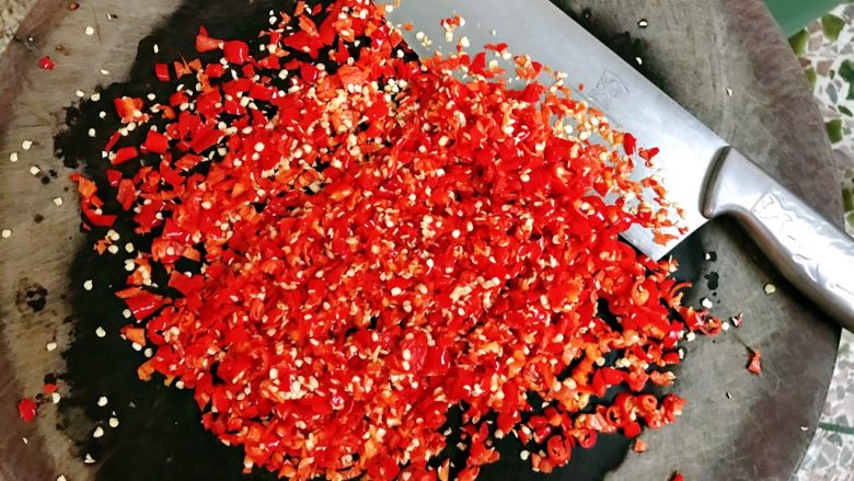 自制辣椒酱,附加步骤:按照各人喜好，喜欢粗细。粗的可以用刀剁辣椒，剁蒜蓉等。其他做法同上同下。