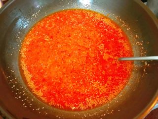 自制辣椒酱,中小火，煮开的状态，不断搅拌，以防粘底。