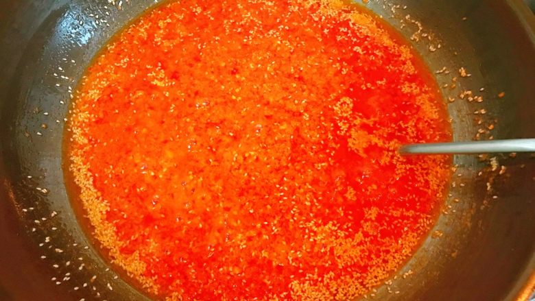 自制辣椒酱,中小火，煮开的状态，不断搅拌，以防粘底。