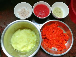 自制辣椒酱,分别搅成泥的蒜泥、辣椒泥、番茄泥、葱头泥。白芝麻备少许。