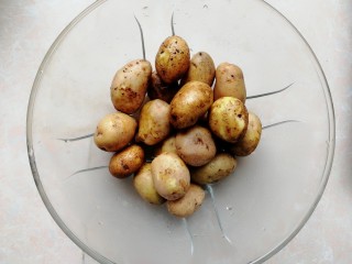 椒盐小土豆,先将小土豆洗干净，放锅里，加入没过土豆的水，煮十到十五分钟，用筷子轻轻的就可以扎进土豆，说明就熟了