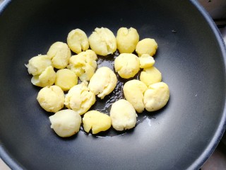 椒盐小土豆,锅里放适量的油，将土豆放入锅里煎