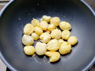 椒盐小土豆,煎至两面金黄色