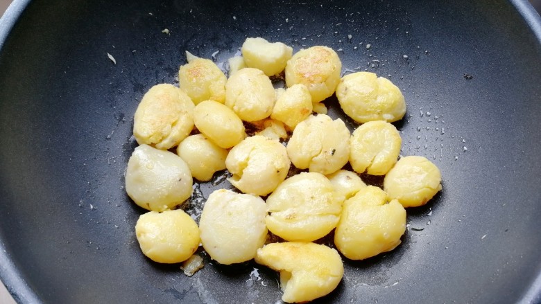 椒盐小土豆,煎至两面金黄色