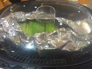 清蒸鱼【GOURMETmaxx西式厨师机版】,2. 鱼放在盘子上。放入蒸锅的蒸盘上。
这是用锡纸做的盘子。。。