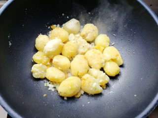 椒盐小土豆,加入蒜蓉