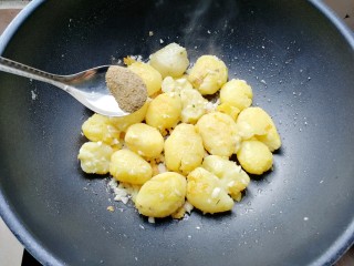 椒盐小土豆,加入孜然粉