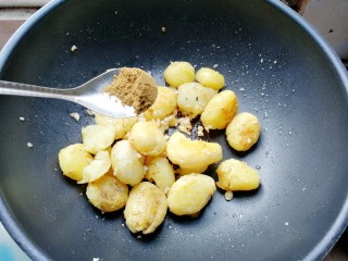 椒盐小土豆,加入椒盐粉