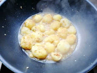 椒盐小土豆,这是为了更入味，加入少许开水