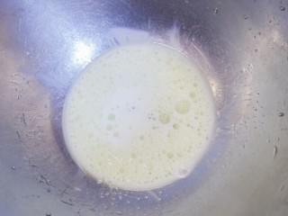 三色水果奶油盒子蛋糕,牛奶55g+玉米油40g+盐0.5g搅拌均匀