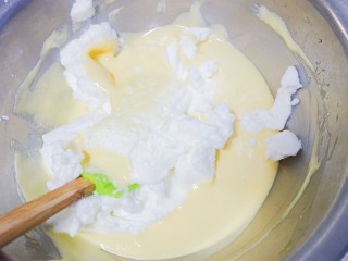 三色水果奶油盒子蛋糕,分两次将蛋白拌入蛋黄糊内