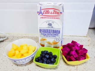 三色水果奶油盒子蛋糕,准备好各种水果跟奶油备用