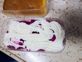 三色水果奶油盒子蛋糕,中间放一些水果再把奶油铺平
