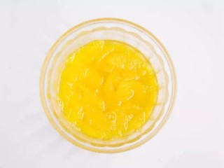 橙子苏打水,橙子去皮取出果肉，一半榨汁，将榨好的橙子汁和另一半果肉放入锅中，加入50g细砂糖。