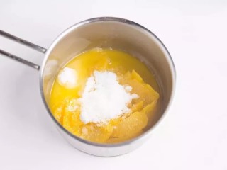 橙子苏打水,小火加热，不断搅拌直至细砂糖完全融化，橙子软糯之后关火，放进冰箱中冷藏备用。