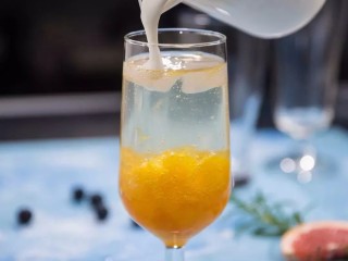 橙子苏打水,淡奶油加20g细砂糖打发至5-6成，轻轻倒入杯中即可。